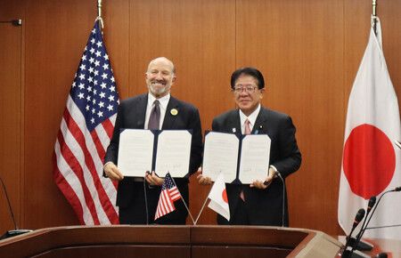 國土交通大臣金子恭之(右)與美國商務部長拉特尼克簽署日美造船合作備忘錄。攝於28日下午,東京霞關國土交通省