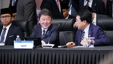 出席亞洲太平洋經濟合作會議(APEC)部長會議的外相茂木敏充(中)和經濟產業相赤澤亮正(右)。攝於30日上午,韓國慶州(經濟產業省提供/時事)