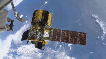 由國際太空站(ISS)滯留中的油井龜美也先生操作的機器人手臂,成功捕捉HTV-X。攝於30日(JAXA提供)