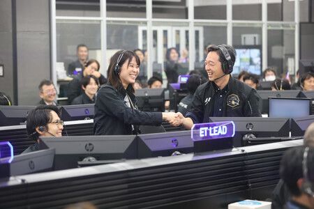 HTV-X被ISS的機器人手臂順利捕捉後,地面管制人員欣喜若狂。攝於30日,茨城縣筑波宇宙中心(JAXA提供)