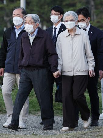 上皇夫婦在葉山御用邸附近散步。攝於30日下午,神奈川縣葉山町