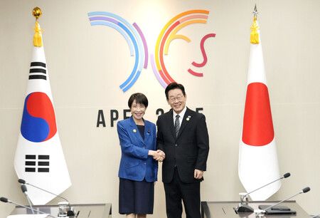 會談前,首相高市早苗(左)與韓國總統李在明(右)在韓國慶州握手。攝於30日(代表攝影/時事)