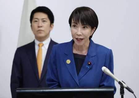 日韓首腦會談後,首相高市早苗(右)接受採訪。攝於30日,韓國慶州