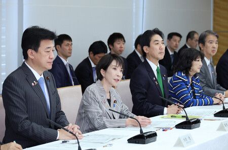 首相高市早苗(左起第二位)在「日本成長戰略本部」發言。左起第三位為日本成長戰略擔當相城內實。攝於4日上午,首相官邸