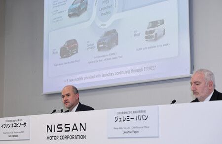 日產汽車社長伊萬·埃斯皮諾薩(左)和首席財務官帕潘(CFO)(右)在2025年9月會計年度中期合併財報發布會見上。攝於6日下午,橫濱市西區