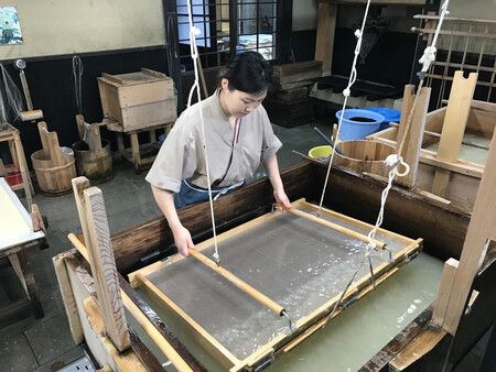 福井縣越前市的傳統和紙製作「越前鳥之子紙」(文化廳提供)