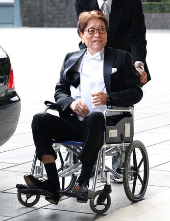 前農林水產副大臣山本拓前往大綬章親授儀式。攝於11日上午,皇居