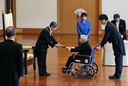 前參議院議長尾辻秀久(右起第三位)從天皇陛下手中接受桐花大綬章。攝於11日上午,皇居・宮殿「松之間」(代表攝影)