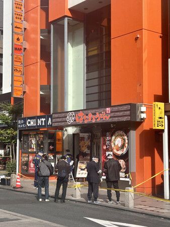 16日下午,警視廳調查人員(中)在赤坂遇刺事件的現場大樓附近進行調查。攝於東京都港區