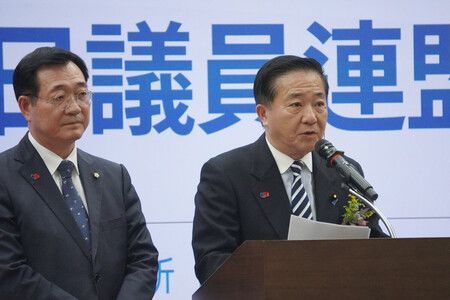 16日,日韓議連幹事長長島昭久(右)在首爾舉行的聯合總會上發言