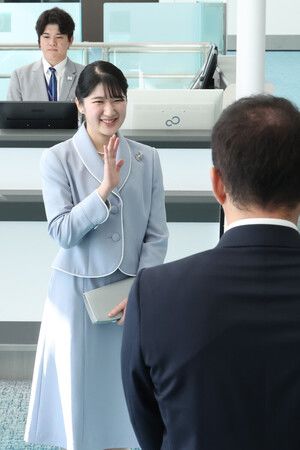 天皇、皇后兩陛下的長女愛子內親王啟程前往寮國。攝於17日上午,羽田機場(代表攝影)
