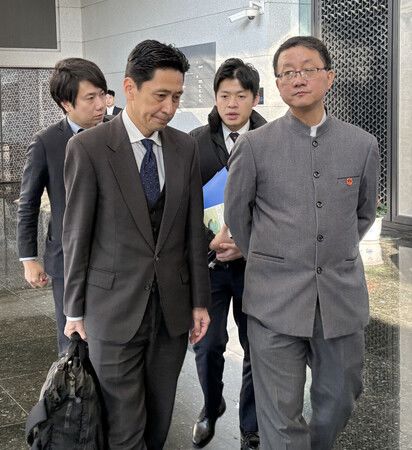 18日,在日本外務省亞洲大洋洲局長金井正彰(前排左)在北京中國外交部與亞洲局長劉勁松(前排右)會談