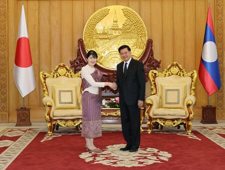 天皇、皇后兩陛下的長女愛子內親王與寮國國家主席通倫(右)會面。攝於18日,永珍(代表攝影/時事)