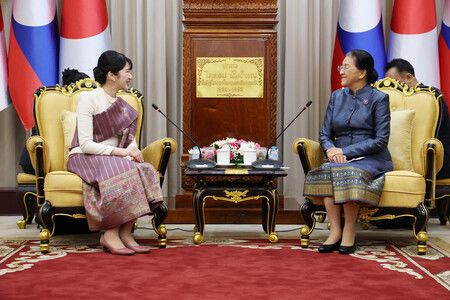 天皇、皇后兩陛下的長女愛子內親王與寮國副主席巴妮(右)會面。攝於18日下午,永珍