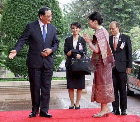 天皇、皇后兩陛下的長女愛子內親王抵達首相府,受到寮國首相宋賽(最左邊)的迎接。攝於18日下午,永珍(代表攝影/時事)