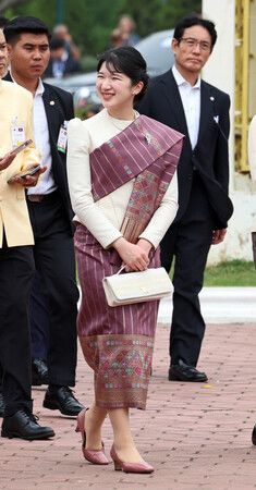 天皇、皇后兩陛下的長女愛子內親王抵達塔鑾大塔。攝於18日中午,永珍(代表攝影/時事)