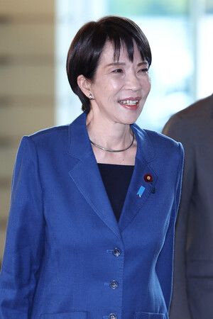 首相高市早苗進入首相官邸。攝於21日上午,東京永田町
