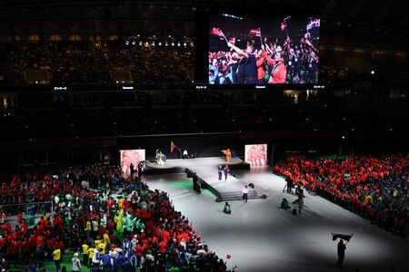 閉幕式上進場的各國/地區掌旗手們。攝於26日,東京體育館