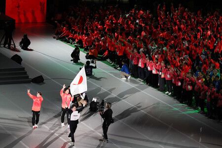 日本選手團旗手松元卓巳(左起第二位)和若松優津(最左)在閉幕式上進場。攝於26日,東京體育館。