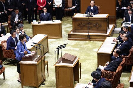 在黨魁辯論中,首相高市早苗(左手前)回答立憲民主黨代表野田佳彥(右手前起第二位)的質詢。攝於26日下午,國會內。
