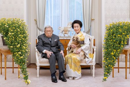 常陸宮親王和華子妃在90歲壽辰前夕,與愛犬「福姬」一同合影。攝於5日,東京都澀谷區常陸宮邸(宮內廳提供)