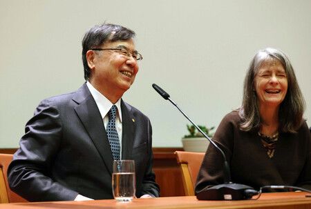 諾貝爾生理學或醫學獎得主、大阪大學特任教授坂口志文(左)在記者會上。攝於6日,斯德哥爾摩近郊