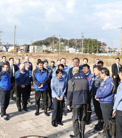 首相高市早苗(中央)視察因地震火災燒毀的「朝市通」附近。攝於7日下午,石川縣輪島市(代表攝影)