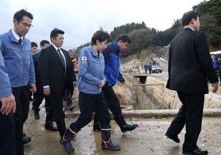 首相高市早苗(中央)結束對石川縣珠洲市遭受地震和豪雨的土石流現場視察。攝於7日上午(代表攝影)
