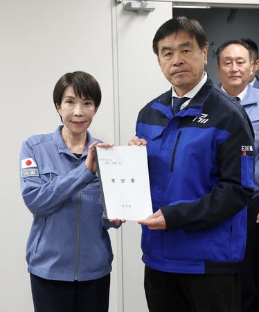 首相高市早苗從石川縣知事馳浩(右)手中接過請願書。攝於7日下午,石川縣輪島市(代表攝影)