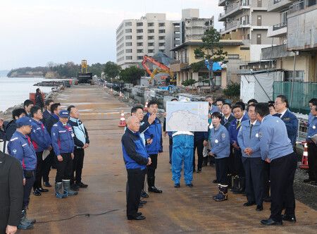 首相高市早苗(前排右起第三位)視察在能登半島地震中受災的和倉溫泉護岸修復工程。攝於7日下午,石川縣七尾市(代表攝影)