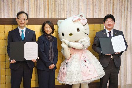 三麗鷗娛樂公司社長小卷亞矢(左起第二位)與大分縣知事佐藤樹一郎(左)就「Harmony Land」度假化構想進行發表後合影。攝於8日上午,大分縣廳