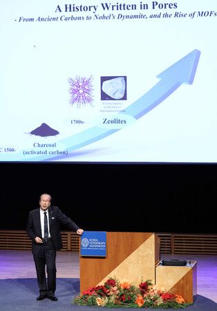 諾貝爾化學獎得主、京都大學特任教授北川進進行紀念演講。攝於8日,斯德哥爾摩