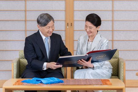 天皇、皇后兩陛下觀看7月訪問蒙古時,由呼日勒蘇赫總統伉儷贈送的相冊。攝於3日,皇居・御所(宮內廳提供)