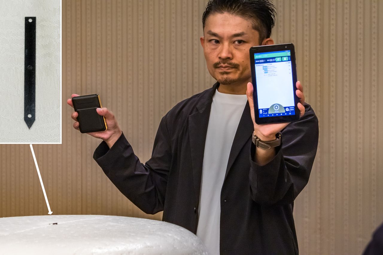 只要把專用讀取器貼近嵌有電子標籤的浮標,終端設備上就會顯示相應資訊