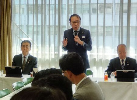 自民黨「治安・恐怖主義・網路犯罪對策調查會」會長葉梨康弘(中央)在會議上致詞。攝於10日,東京永田町自民黨本部