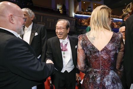 諾貝爾獎頒獎典禮結束後,化學獎得主、京都大學特別教授北川進(中央)露出笑容。攝於10日,斯德哥爾摩(代表攝影・時事)