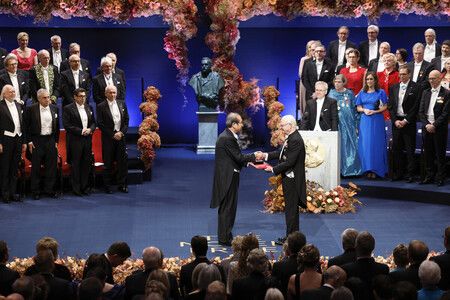 在諾貝爾獎頒獎典禮上,京都大學特別教授北川進(左)從瑞典國王古斯塔夫(右)手中獲頒化學獎獎牌和獎狀。攝於10日,斯德哥爾摩(代表攝影・時事)