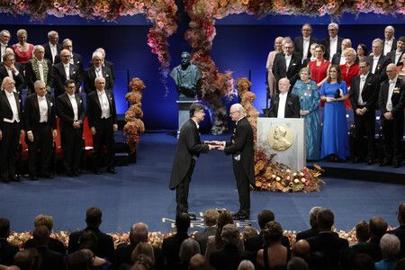 在諾貝爾獎頒獎典禮上,大阪大學特任教授坂口志文(左)從瑞典國王古斯塔夫(右)手中獲頒生理學或醫學獎獎牌和獎狀。攝於10日,斯德哥爾摩(代表攝影・時事)