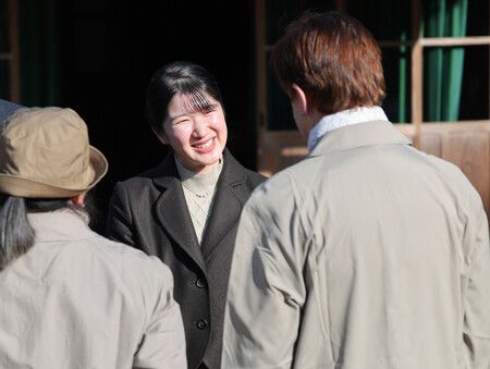 天皇與皇后兩陛下的長女愛子內親王與各國大使親切交談。17日上午攝於埼玉縣越谷市宮內廳埼玉鴨場