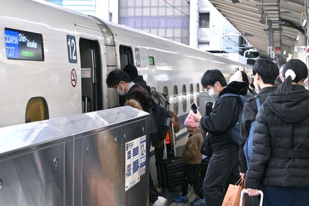 年末返鄉潮中,民眾正登上班次密集的東海道新幹線。攝於2025年12月,東京都千代田區JR東京車站月台。