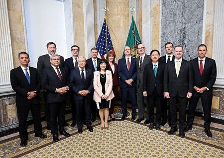 出席先進7國(G7)財務相會議的美國財政部長貝森特(右起第6位)等人。攝於12日,華盛頓。(取自貝森特氏X帳號・時事)