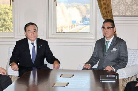 自民黨梶山弘志(左)與日本維新會遠藤敬出席國對委員長會談。攝於13日上午,國會內