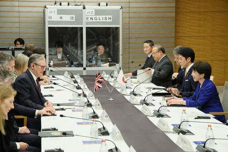 進行會談的高市早苗首相(右端)與英國首相施凱爾(左起第4人)。31日下午於首相官邸