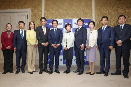 中道改革連合代表小川淳也(左起第5人)等新任執行部成員。18日下午於國會內