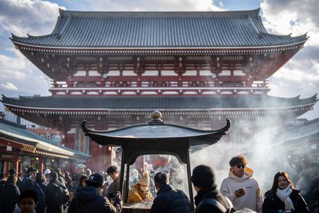 前往東京淺草淺草寺參拜的外國觀光客。1月8日於東京都台東區(AFP時事)