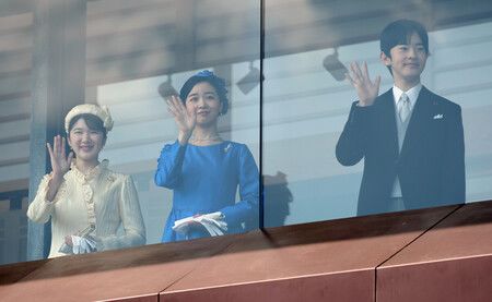 愛子公主、佳子公主與悠仁親王在參賀中揮手。23日上午於皇居