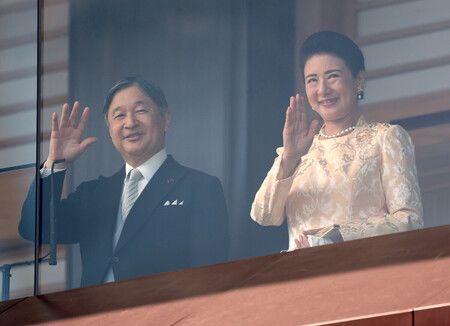 天皇、皇后兩陛下向民眾揮手。23日上午於皇居