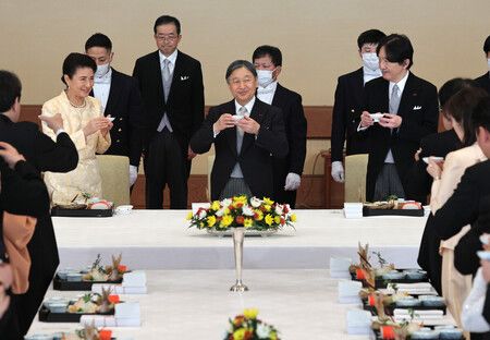 天皇陛下在「宴會之儀」中乾杯。23日下午於皇居宮殿「豐明殿」(代表攝影)