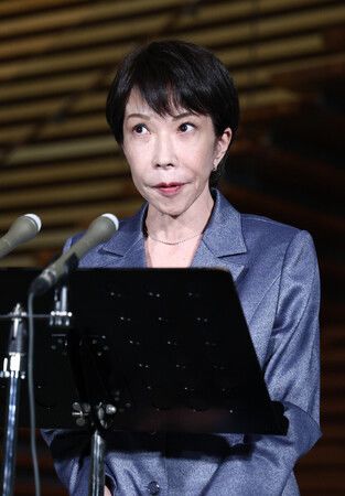 在國家安全保障會議(NSC)前接受記者採訪的高市早苗首相。2月28日晚間於首相官邸