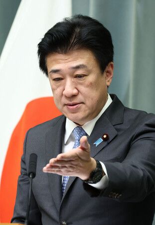 舉行記者會的木原稔官房長官。1日凌晨於首相官邸